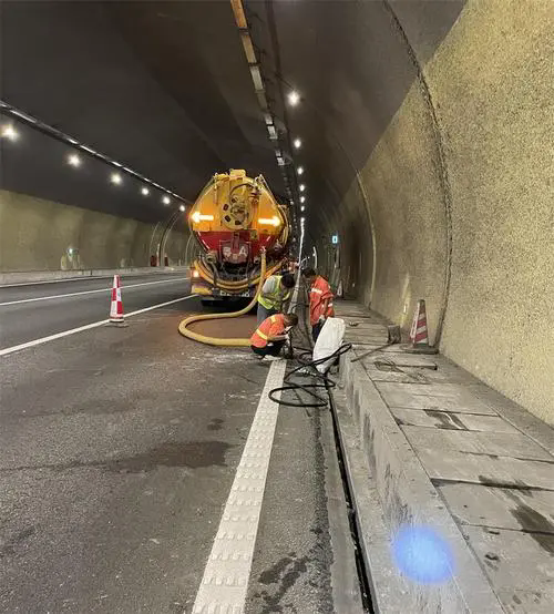 滨城隧道排水渠清淤